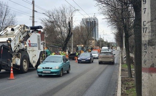 Автомобили уже могут двигаться по проезжей части, но ремонт продолжается