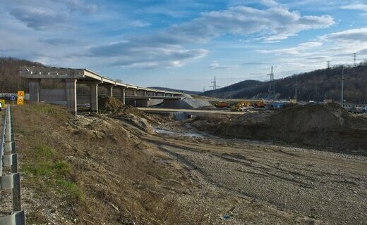 На дороге реконструируют укрепительные сооружения