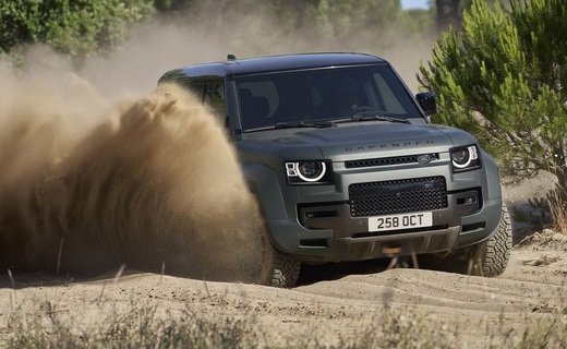 Британская марка Land Rover представила внедорожник Defender в версии Octa, которая стала самой мощной в истории модели