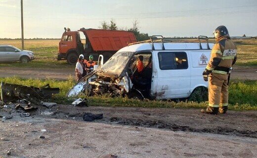 На 8 км автодороги "Сальск - Яшалта" водитель Nissan Tiida не справился с управлением и столкнулся с микроавтобусом "ГАЗель"