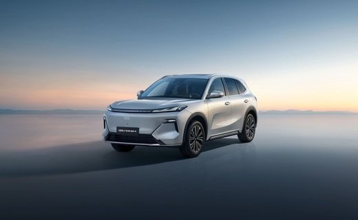 Geely раскрыла комплектации и стоимость новой версии технологичного гибридного кроссовера Geely EX5 для российского рынка