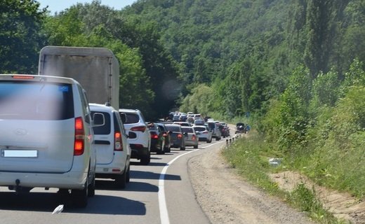 Водителей-"обочечников", которые объехали пробку и хотят вклиниться обратно в поток, пропускают 49% автолюбителей Кубани