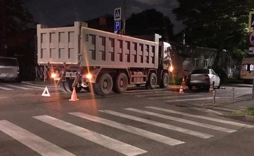 Три человека пострадали в результате ДТП, которое произошло в Краснодаре из-за нарушившего ПДД водителя грузовика
