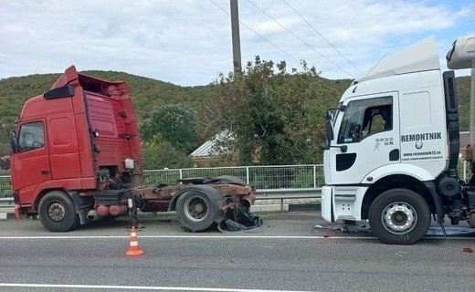 Возле поселка Новомихайловский Ford врезался в тягач Volvo, который от удара наехал на своего водителя