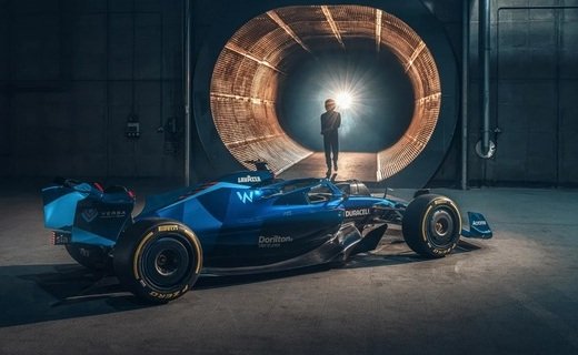 Команда Williams, как и ранее Red Bull, изначально показала лишь перекрашенный шоу-кар