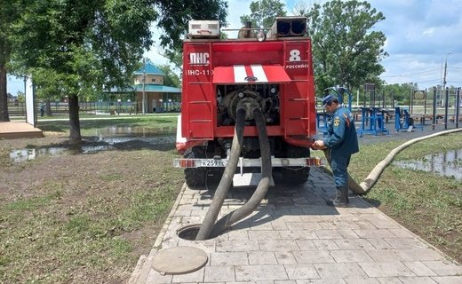 По МЧС, от ливней сильнее всего пострадал Славянск-на-Кубани, где подтопило 215 приусадебных участков