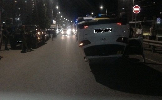 Автомобиль Hyundai перевернулся в результате ДТП, которое произошло в Краснодаре вечером 1 июня