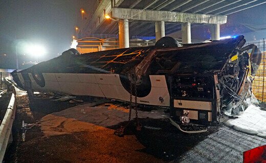 В Венеции (Италия) пассажирский автобус упал с эстакады, погиб 21 человек, в том числе двое детей, ещё 15 пострадали