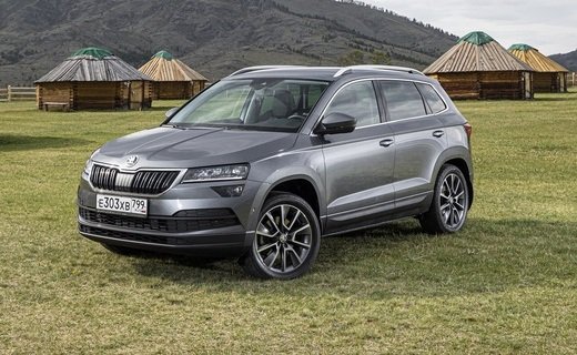 Компания Skoda запустила в России продажи кроссовера Skoda Karoq с новыми вариантами сочетаний моторов и трансмиссий