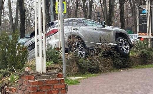 В Краснодаре на улице Зиповской произошло ДТП, в результате которого автомобиль Lexus едва не вылетел на тротуар