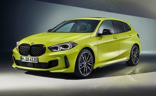 BMW M135i xDrive получил новые цвета кузова, а также технические изменения, улучшающие управление