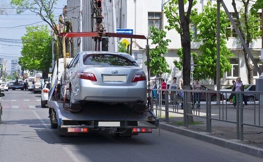 Перед эвакуацией техник осмотрел легковушку, однако из-за тонированных стёкол не увидел автолюльку с ребёнком