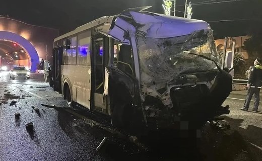 В Хосте автобус «ПАЗ» вылетел с дороги и врезался в бетонное ограждение