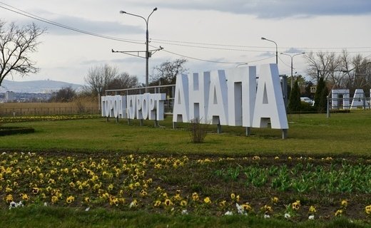 В Анапе полицейские установили личность водителя автомобиля Ford Transit, который протаранил припаркованные автомобили