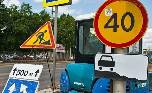 В России запретят любую рекламу на дорожных знаках