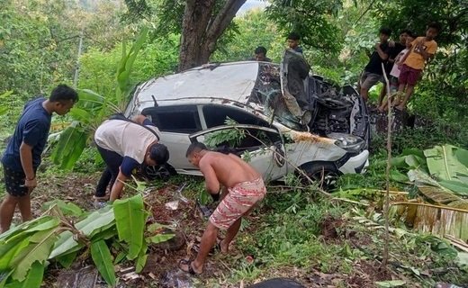 В районе Булеленг острова Бали в 25-метровый овраг упал автомобиль, перевозивший группу туристов из России