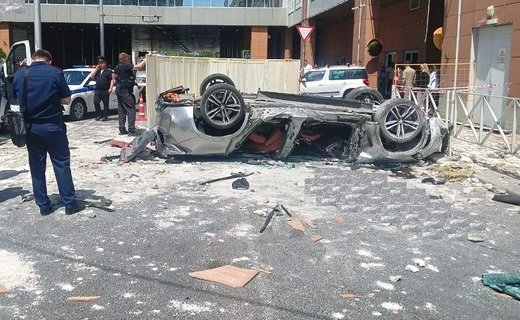 В Краснодаре с третьего этажа парковки ТРЦ "Галерея" упал автомобиль BMW X6, погибла семья с ребенком