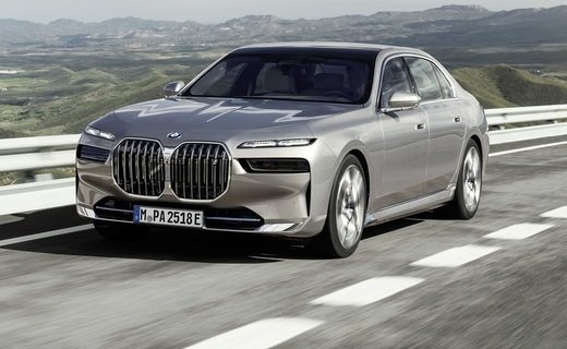 Топовой версией теперь является электрическая BMW i7 xDrive60 c двумя электромоторами