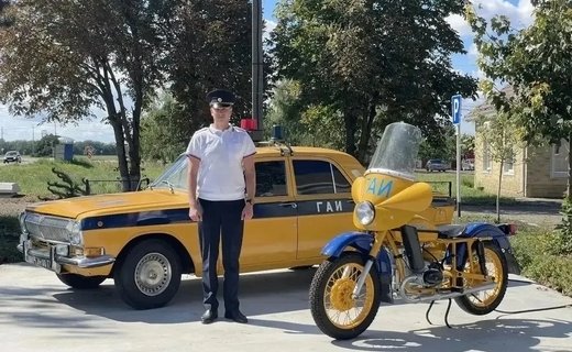 В Калининском районе появился необычный памятник ГАИ