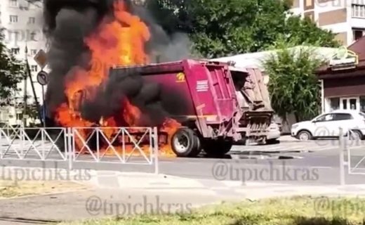 Мусоровоз загорелся в Краснодаре в Фестивальном микрорайоне во время движения