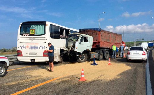 В момент ДТП в автобусе находились 55 пассажиров, в том числе четверо несовершеннолетних. Пострадали пять человек