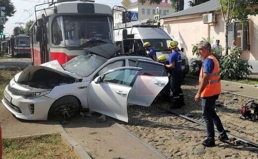 На нерегулируемом перекрёстке улиц Горького и Базовской автомобиль Kia с ростовскими номерами не пропустил трамвай