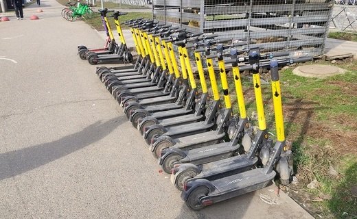 Автолюбители Кубани назвали самокатчиков самыми разражающими их двухколёсными участниками дорожного движения