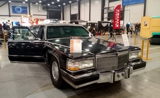 Cadillac Fleetwood Brougham сегодня и завтра еще поблестит черным лаком на Петербургском международном автосалоне