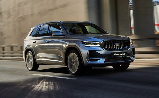 В России стартовали продажи обновлённой базовой версии кроссовера Geely Monjaro с оптимизированным списком оснащения