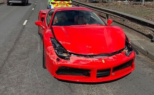 В Великобритании итальянский суперкар Ferrari 488 после покупки проехал всего 2 мили и попал в ДТП