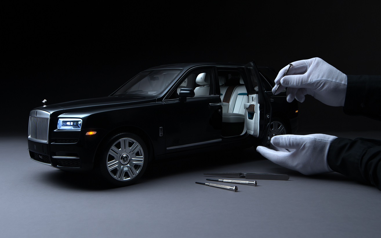 Rolls-Royce показал игрушечный Cullinan, который делают 450 часов