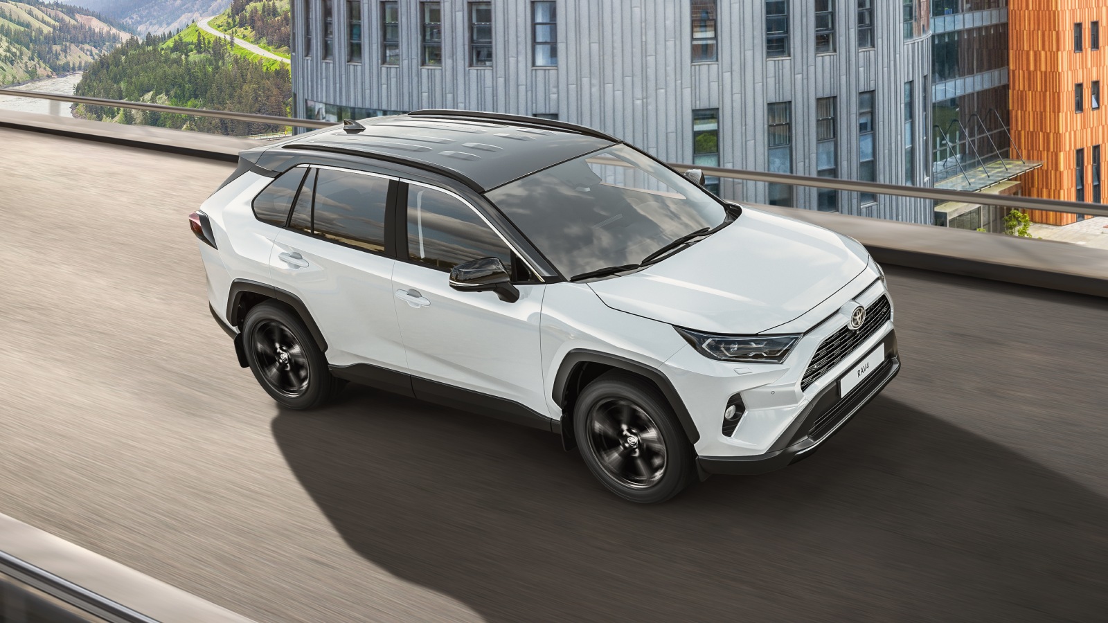 В России появился кроссовер Toyota RAV4 с Toyota Connected Services