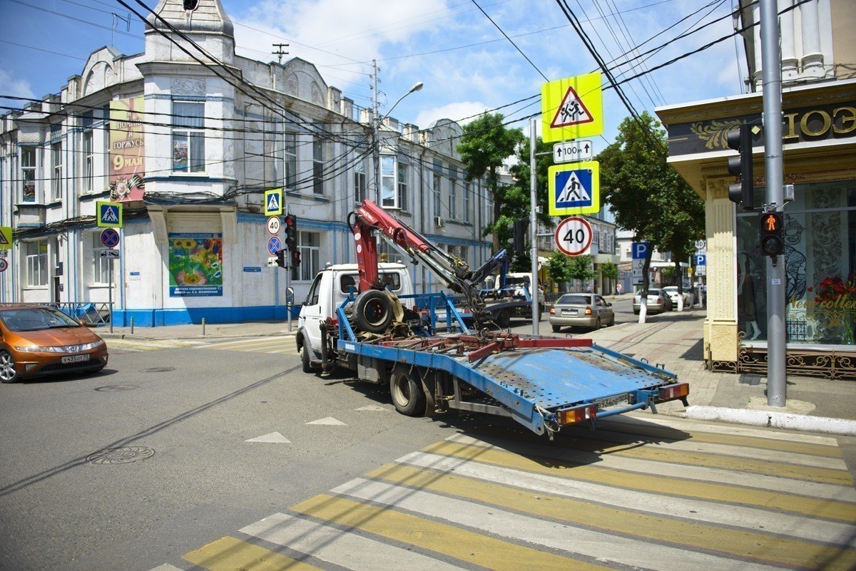 В некоторых случаях недостаточно дать автомобилю остыть. Чтобы окончательно не добить мотор, придется вызвать эвакуатор.