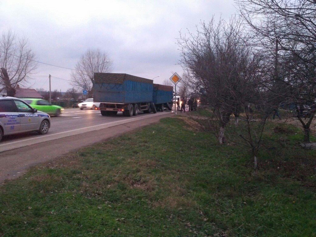 В Темрюкском районе отвалившееся у грузовика колесо влетело в женщину