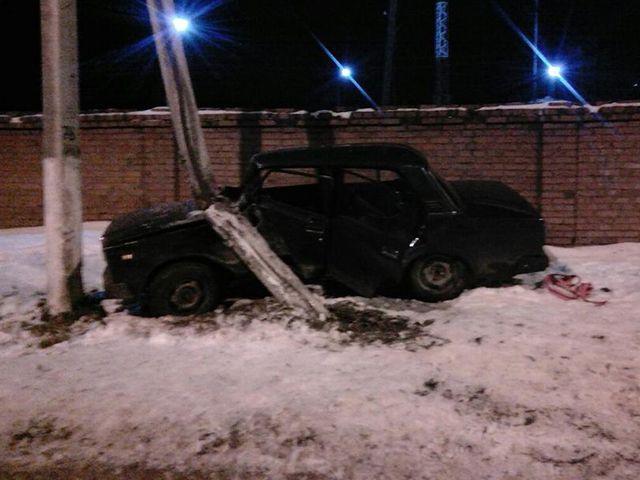 Кропоткин водитель. Шестерка об столб зимой. ВАЗ 2107 врезался в столб зимой. Автомобиль врезался в опору ЛЭП замыкание.