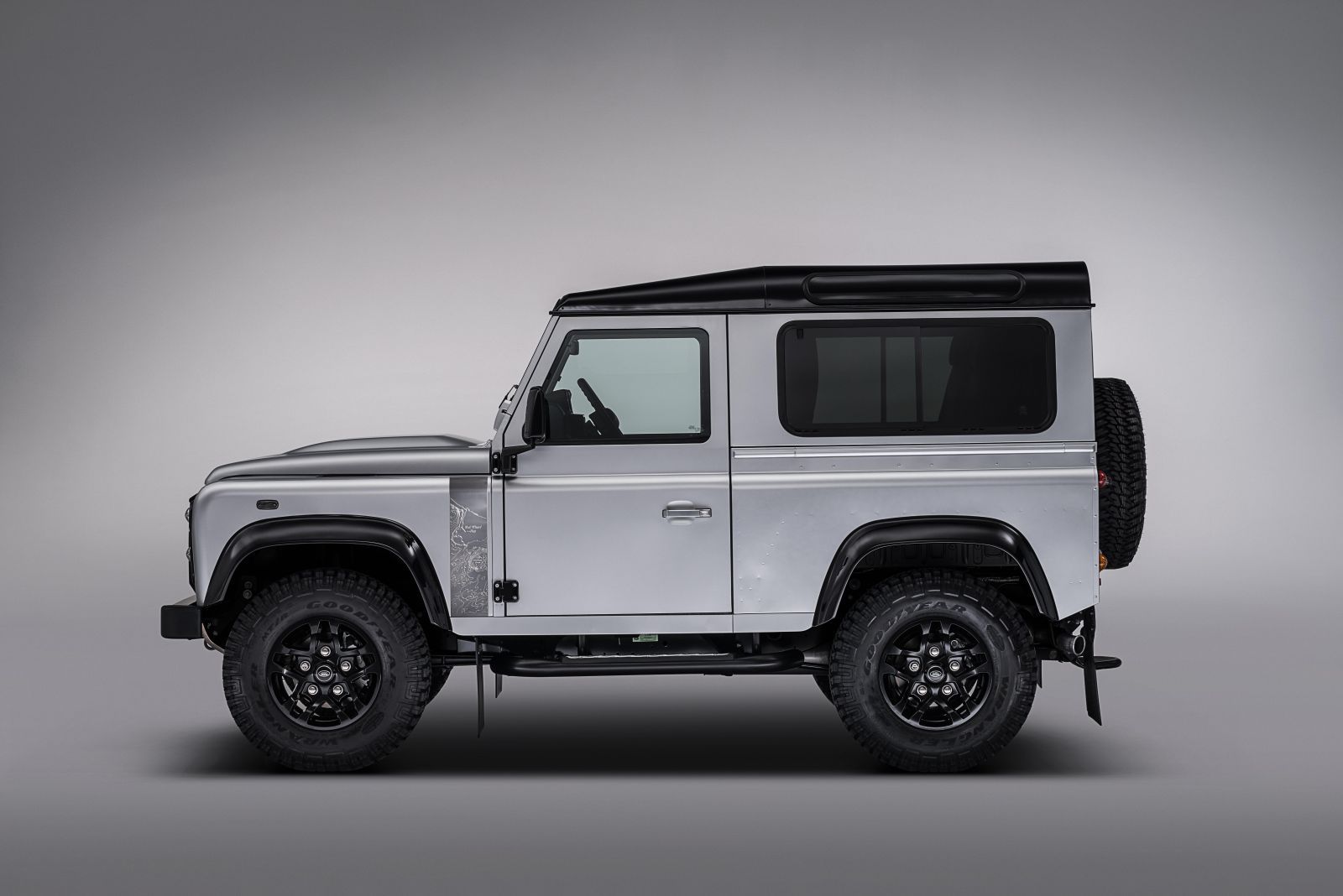 Компания Land Rover выпустила двухмиллионный Defender.