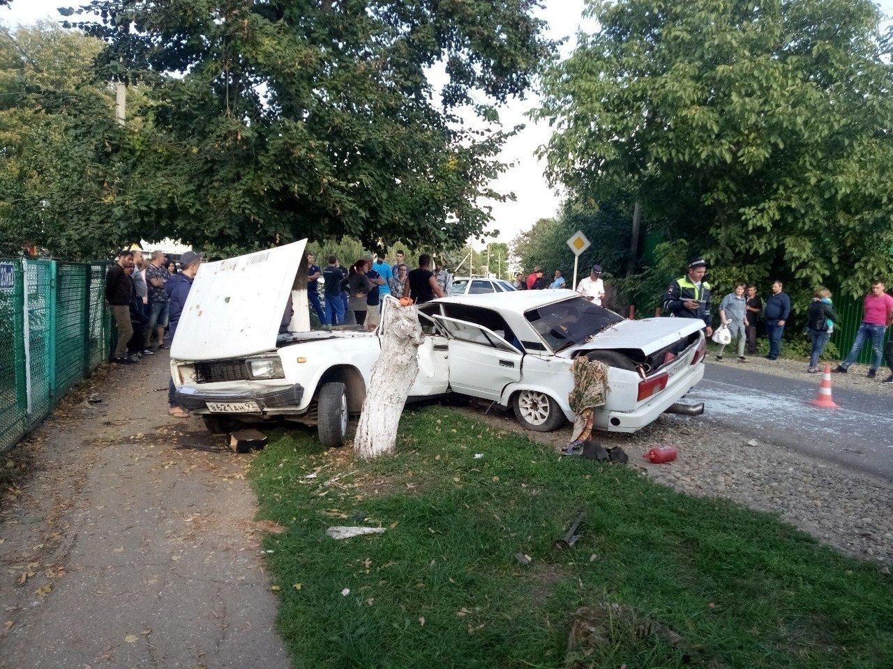 В Динском районе ВАЗ врезался в дерево. Погиб 26-летний парень