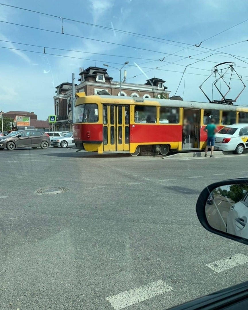 В Краснодаре автомобиль Яндекс.такси протаранил трамвай