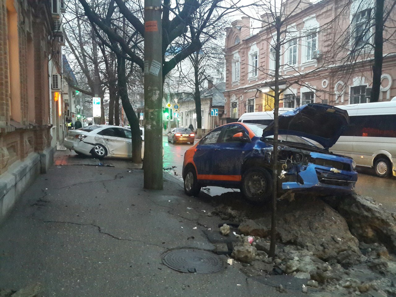 Взятый в аренду автомобиль протаранил легковушки в центре Краснодара