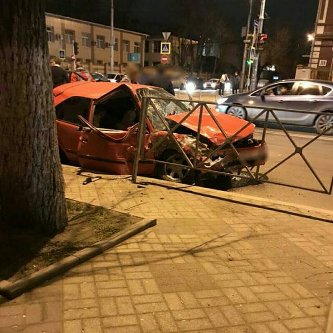 На перекрестке Северной и Седина в Краснодаре произошло ДТП с пострадавшими