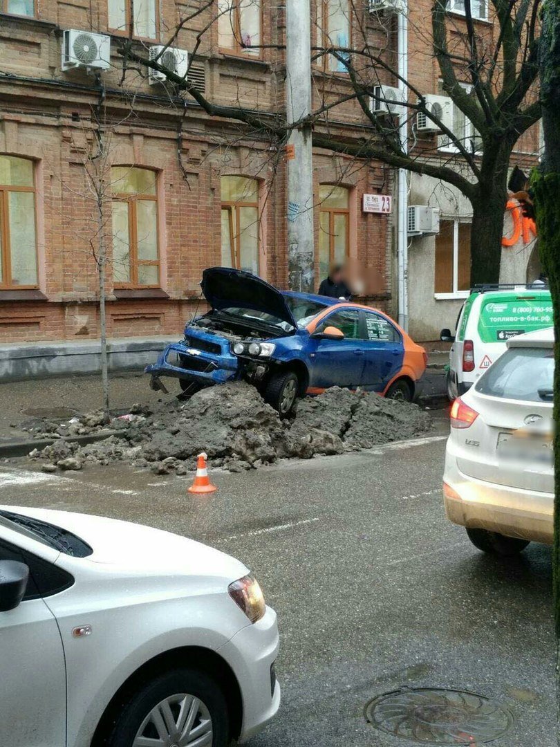 Взятый в аренду автомобиль протаранил легковушки в центре Краснодара