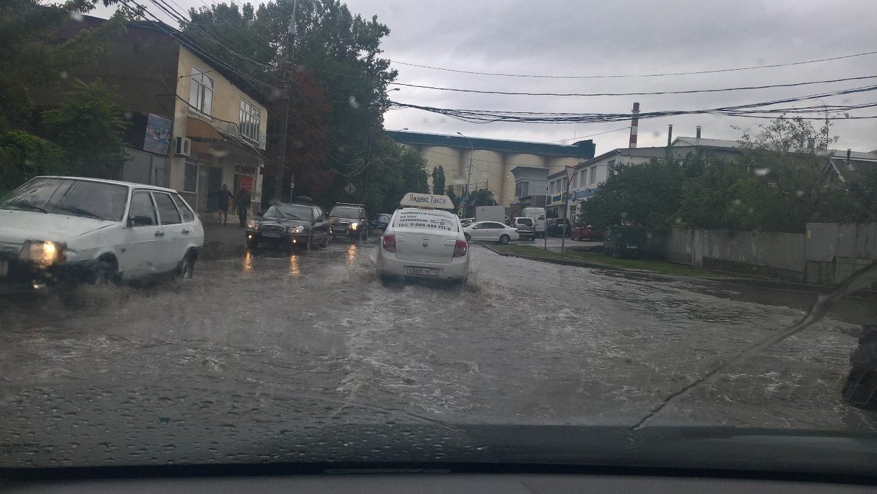 Краснодар в пробках. Воду с затопленных улиц качают десять машин