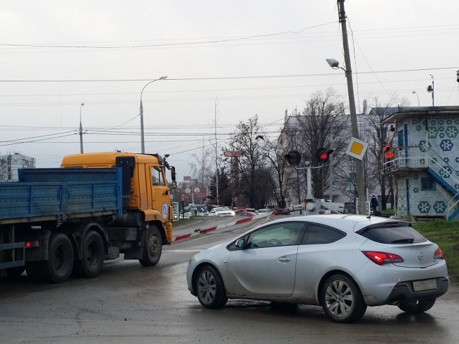 Пересечение железнодорожного переезда — один из самых опасных и потенциально смертельных маневров для автомобиля, потому что масса и момент инерции у локомотива, вагона или, тем более, состава несопоставимо выше и больше.