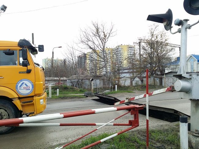 В границах Краснодара действуют четыре ж/д переезда. Это тот, где  мы и находились, — на пересечении Новороссийской  Симферопольской. Второй — тут же, в Комсомольском МКР, на Уральской, 186. Затем — в поселке Южный, и самый последний — в поселке Северный.