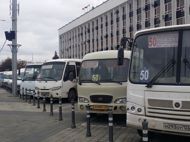 Прокурор города настоятельно рекомендовал главе города приостановить все действия по проведению конкурса по 50-му маршруту, а также не допустить нарушения законных интересов предпринимателей, не допустить социальной напряженности вокруг этого вопроса…