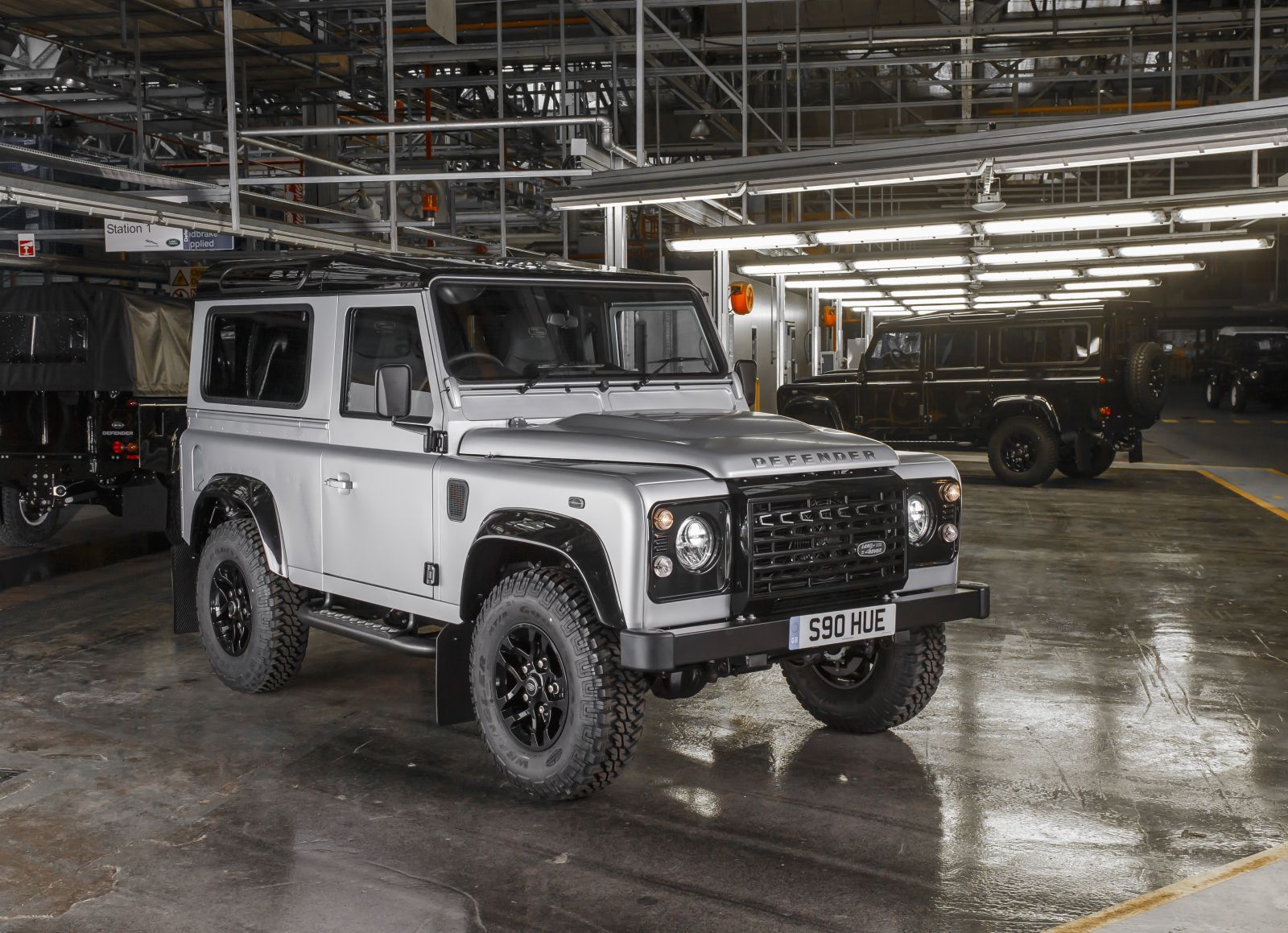 Двухмиллионный Land Rover Defender купили за 42 миллиарда рублей.