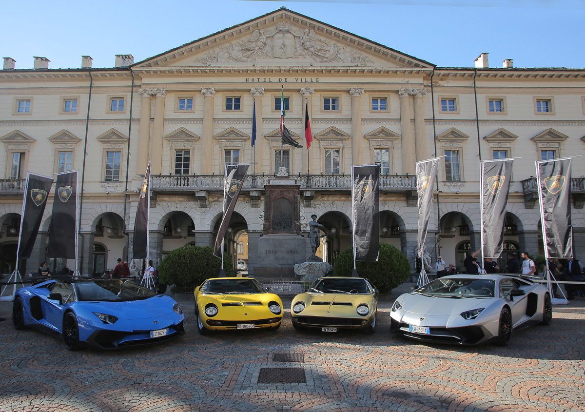 В честь юбилея Lamborghini Miura организовали специальный автопробег