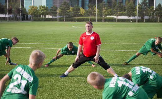 В Академии ФК «Краснодар» в рамках Национального турнира Volkswagen Junior Masters 2017 состоялся мастер-класс известного футболиста Александра Панова.
