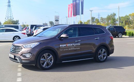 Hyundai Grand Santa Fe — семиместный кроссовер от известного корейского производителя.