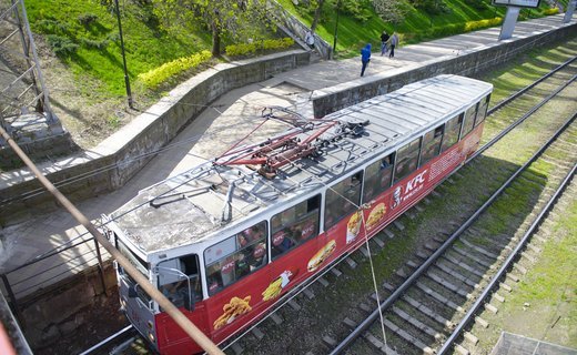 Краснодар тонет в пробках. В 2017 году балльность заторов приблизилась к 10. Пока только на некоторых улицах, однако, активное строительство в разных частях города жилья делает перспективу массовых жестких пробок вполне реальной.